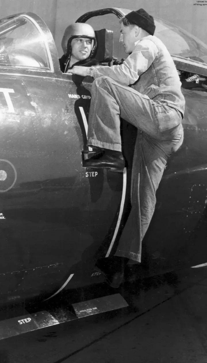 央视曝光！歼-35A改用内置登机梯，和F-35的一模一样？