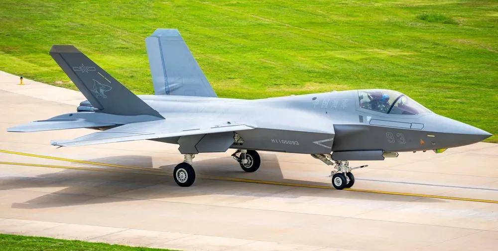 央视曝光！歼-35A改用内置登机梯，和F-35的一模一样？