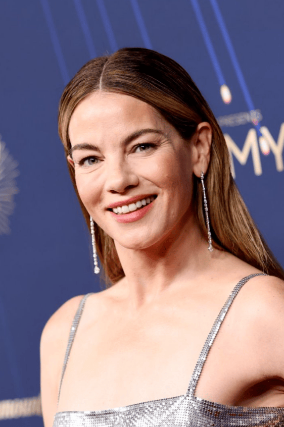 女星走红毯身上只穿珠宝?这届艾美奖的主题果然是大胆