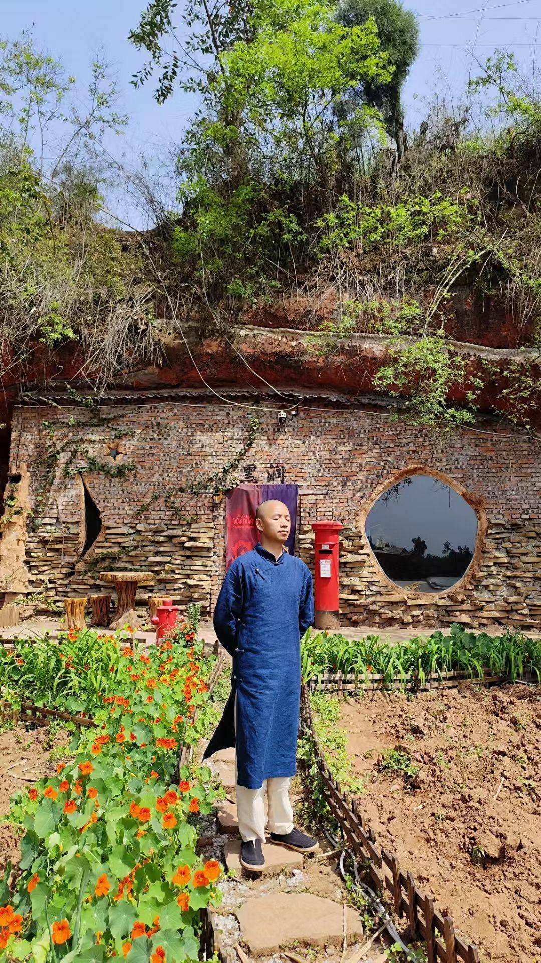 是个人选择还是另有隐情?35岁男子回乡“崖下洞居”惹争议!|封面深镜