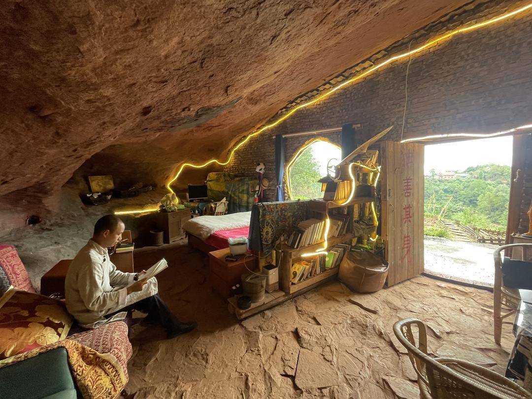 是个人选择还是另有隐情?35岁男子回乡“崖下洞居”惹争议!|封面深镜