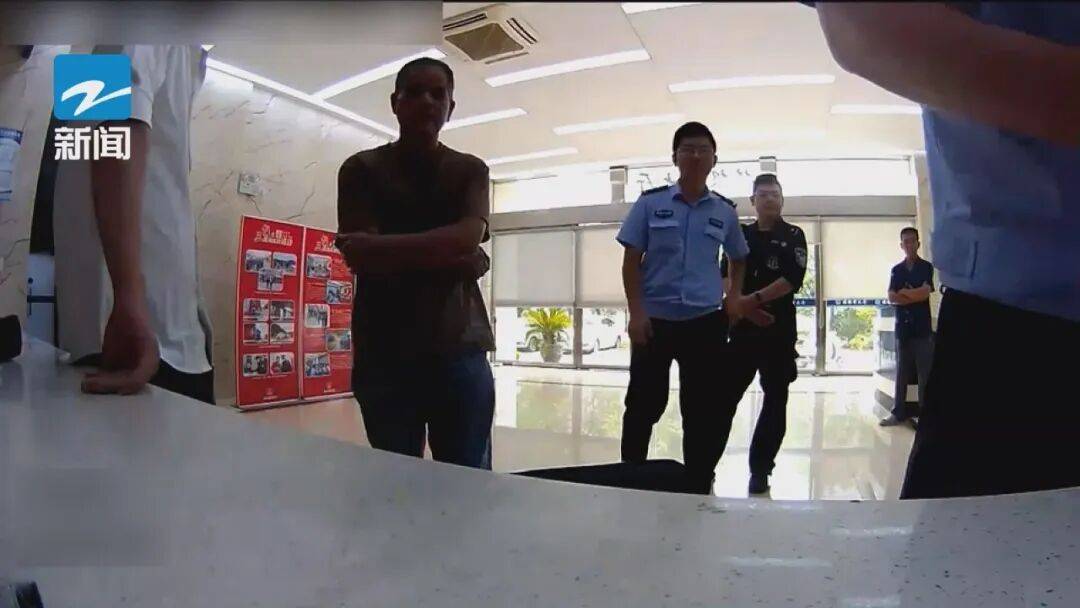 儿子陪父亲处理无证驾驶,没想到自己也成了“主角”,紧急提醒…