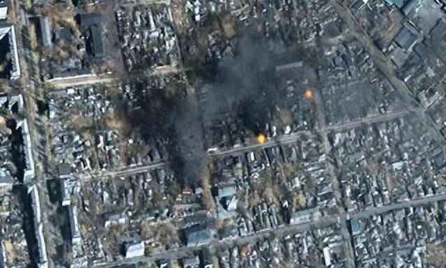 俄军三线突袭！普京46枚导弹加600架无人机，摧毁1座弹道导弹工厂，全球混战打响