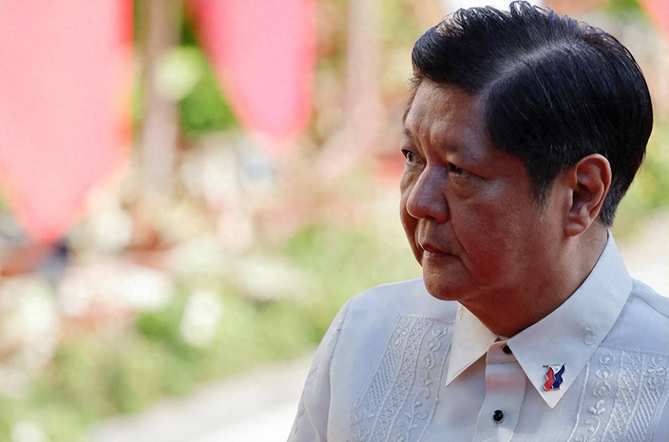 菲律宾陷入暴乱，马科斯神秘失踪，民众高呼马科斯下台，让老杜女儿当总统！