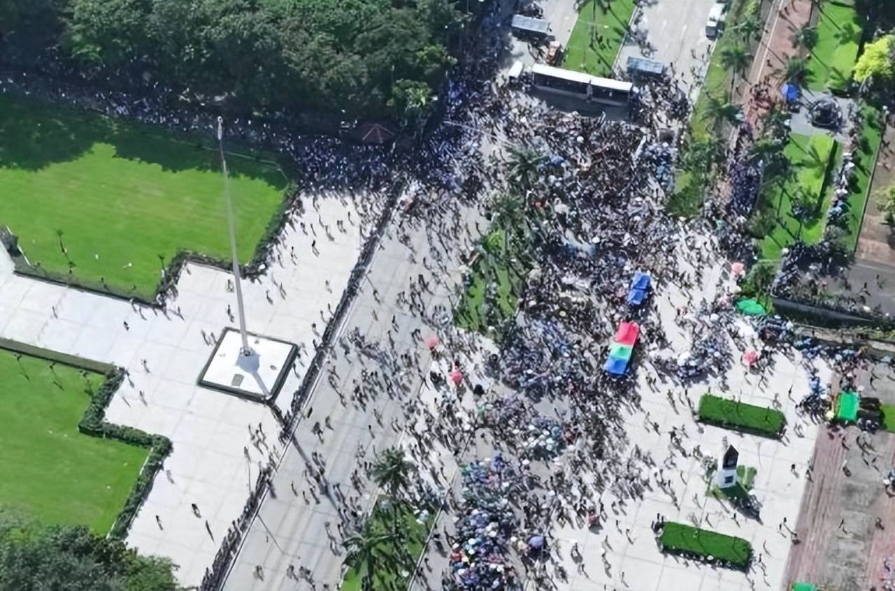 菲律宾陷入暴乱,马科斯神秘失踪,民众高呼马科斯下台,让老杜女儿当总统!