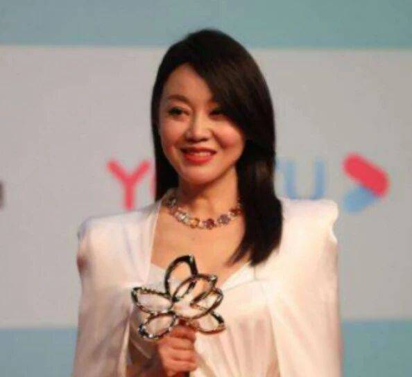 闫妮微醺式演唱再上热搜!35岁爆红后速成大满贯视后,她是松弛美学的代言人