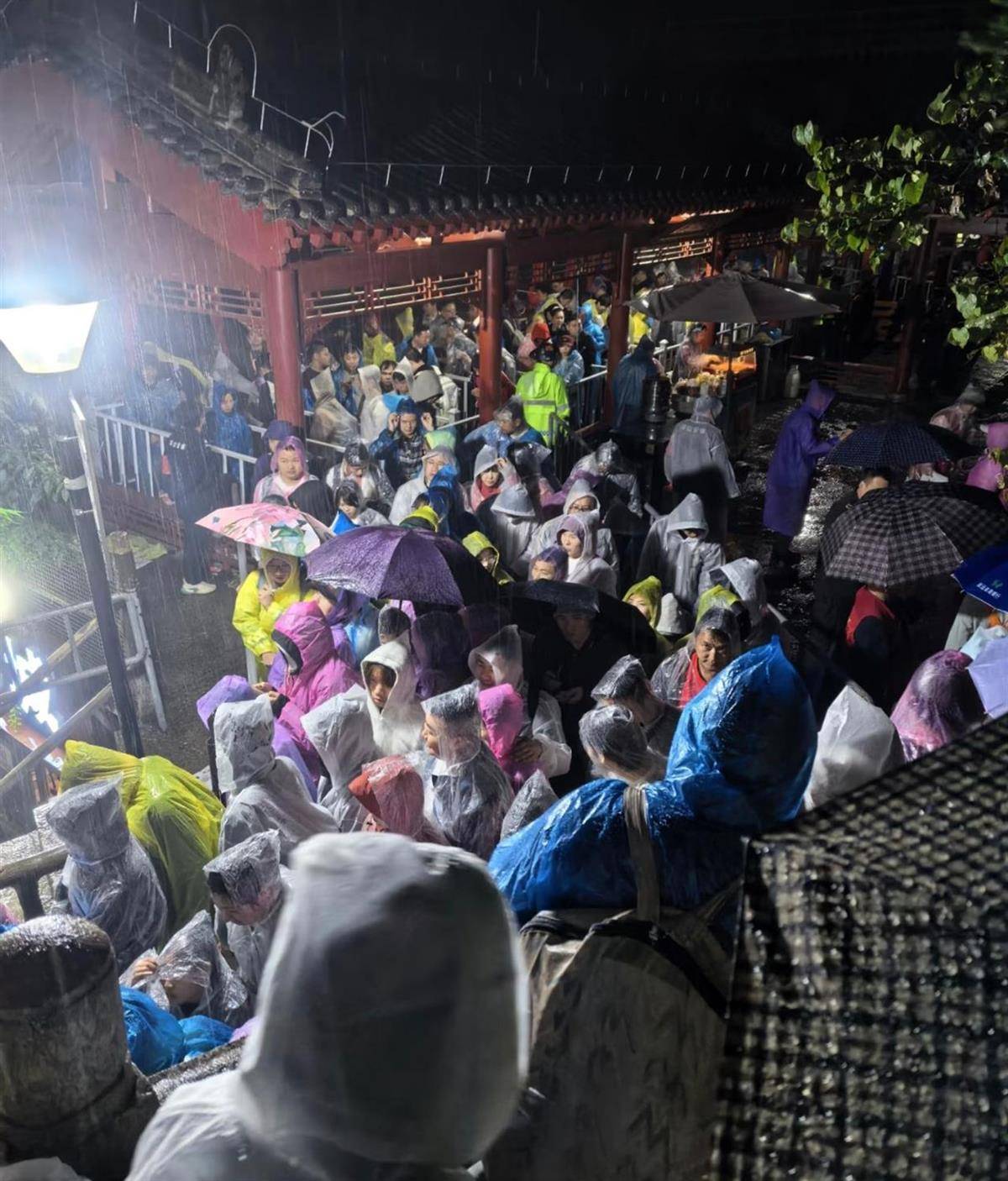 华山景区紧急关闭徒步线路!有游客称昨晚在北峰索道排队5小时,将近午夜才下山