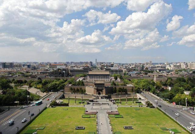 假日经济活力观察:“出入口经济”点亮西安城墙