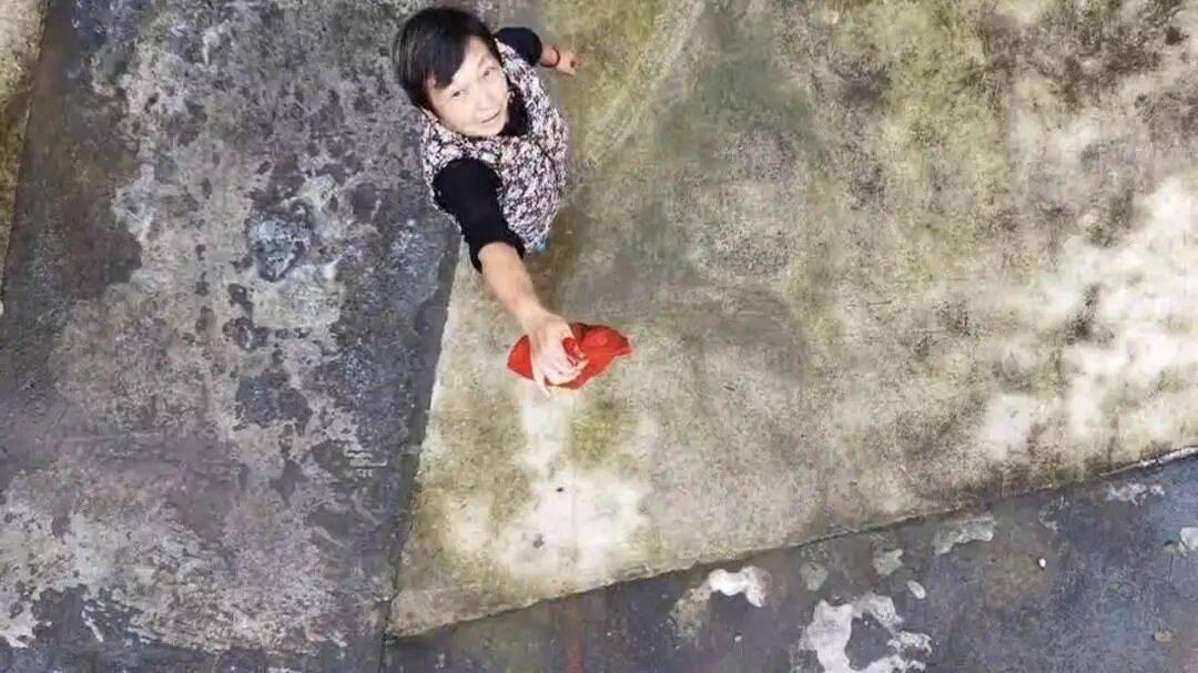 四川巴中男子宴席打包“坨子肉”,用无人机“空投”给95岁外婆