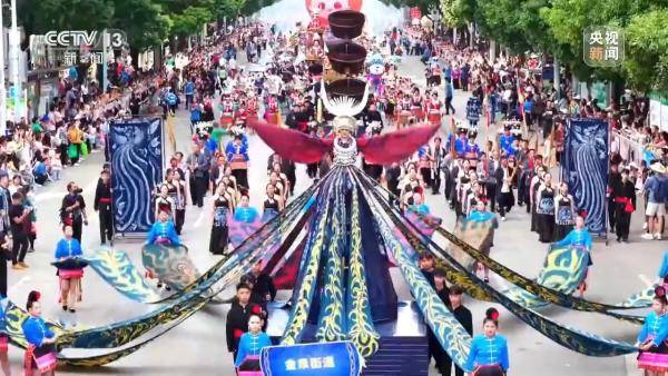 焦点访谈丨年轻人钟情老手艺 非遗装上“新引擎”