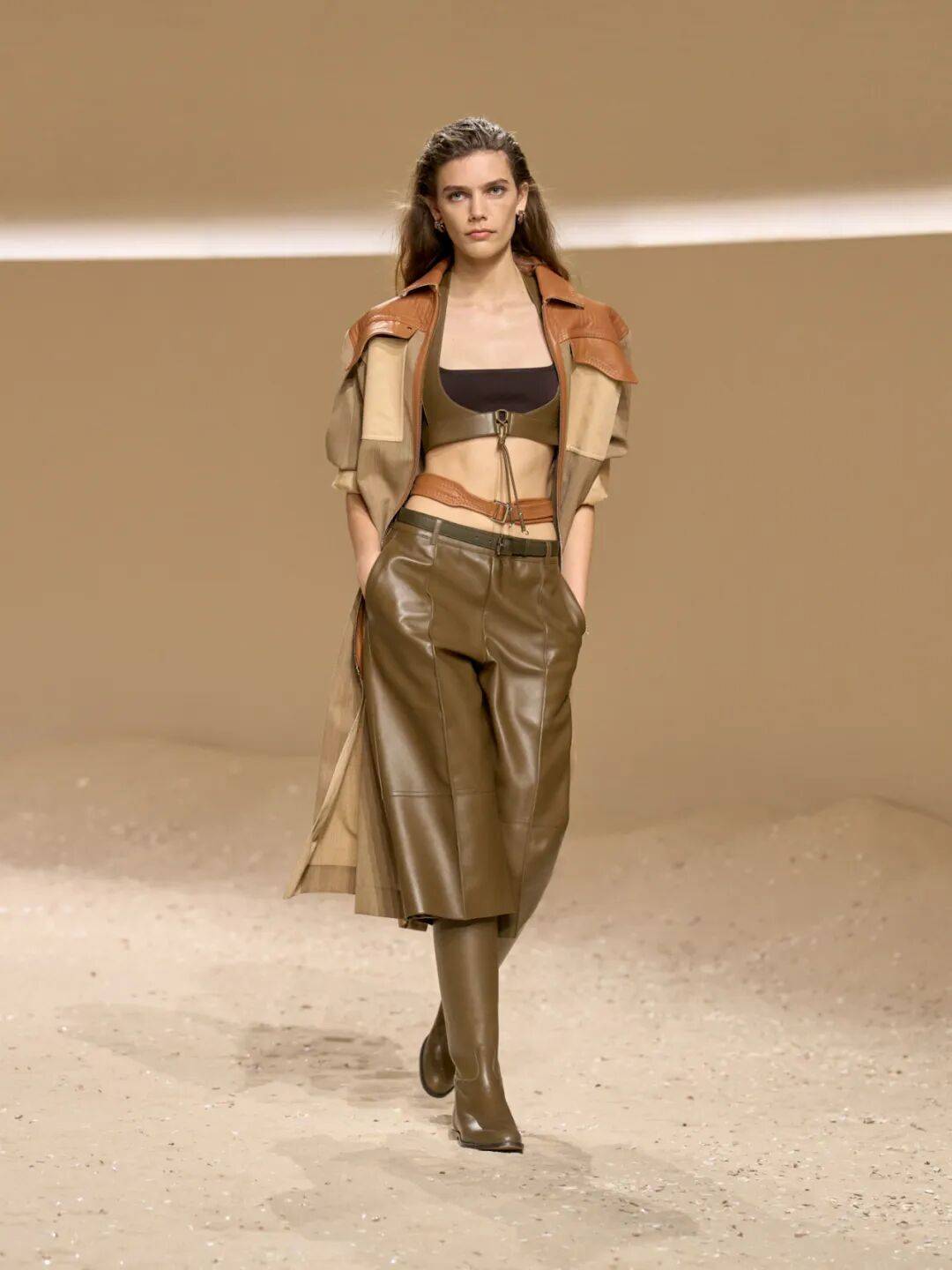 Hermès的女骑士,在沙滩上自由驰骋