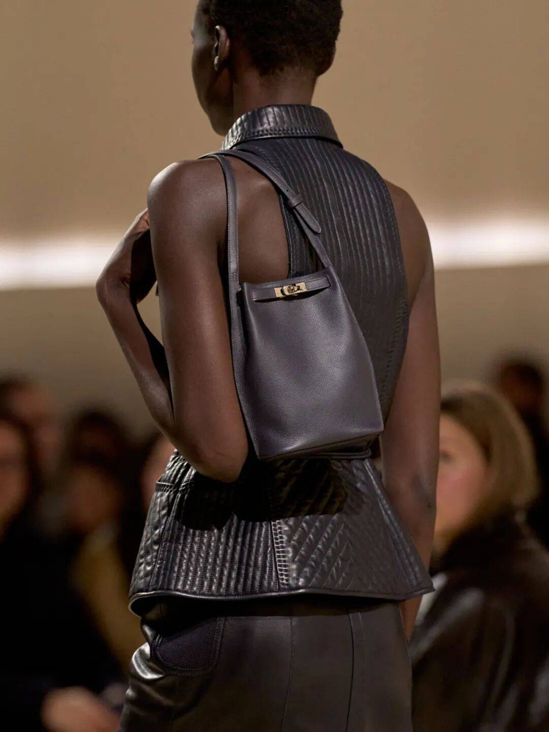 Hermès的女骑士,在沙滩上自由驰骋