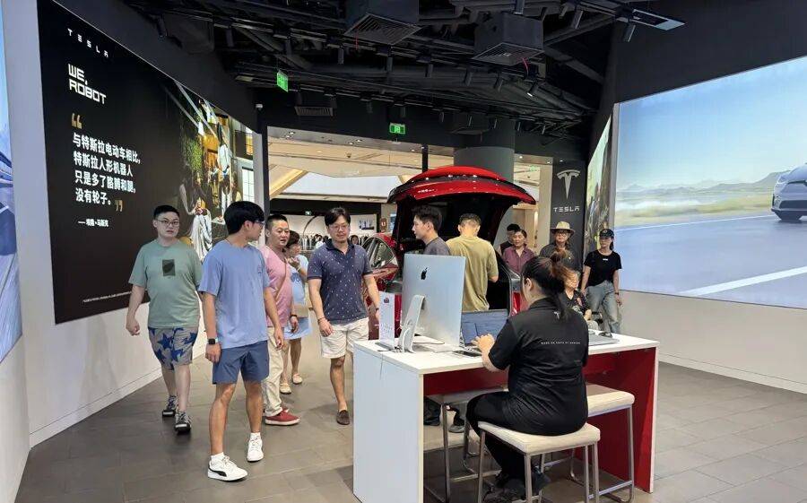 新疆喀什客人来沪旅游,顺便订了辆特斯拉