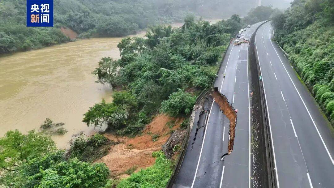 广西百色一高速公路开裂下沉!裂缝长约30米,塌陷处最深超2米
