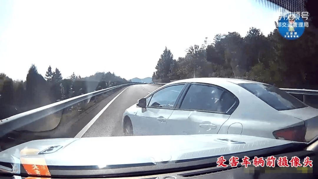 “我撒谎天打雷劈!”男子高速突然强行变道致翻车,反诬赖对方