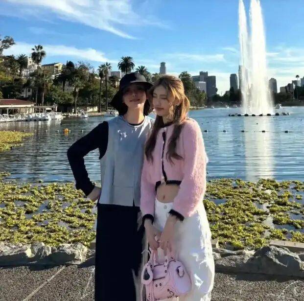 考古|冯小刚带女儿去陈思诚工作室!开个人账号还读影视专业,她也要“女承父业”吗?