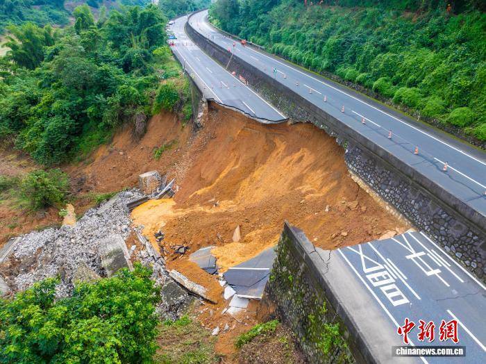 广西百色高速公路塌陷未造成人员伤亡 仍在缓慢滑塌