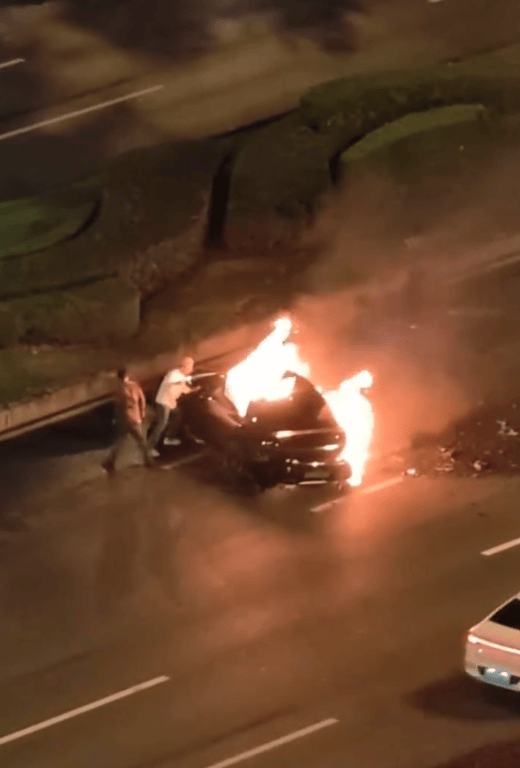 成都一辆小车起火,多名路人尝试救援打不开车门,目击者:消防灭火后用电锯切开门