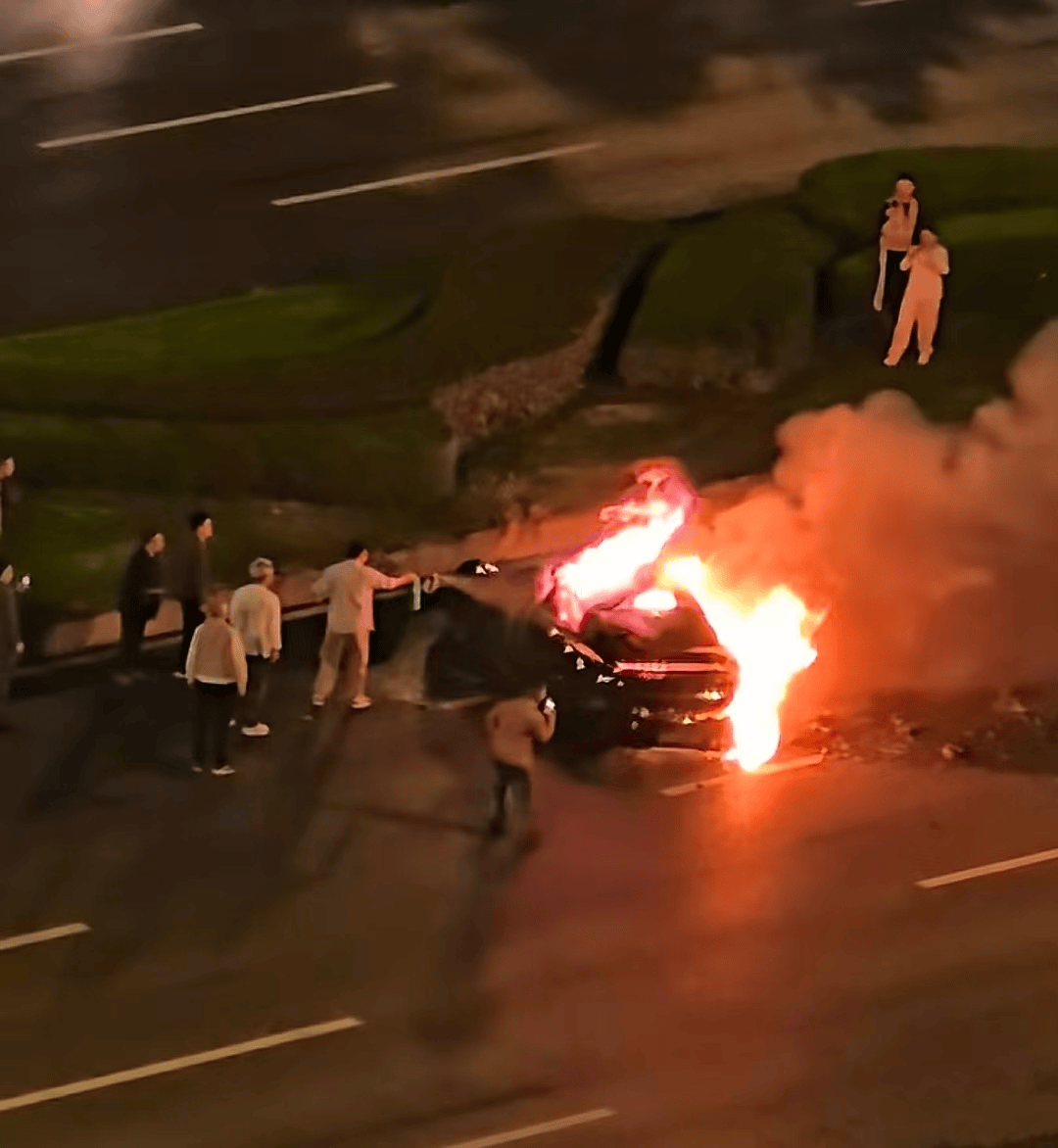 成都一辆小车起火,多名路人尝试救援打不开车门,目击者:消防灭火后用电锯切开门