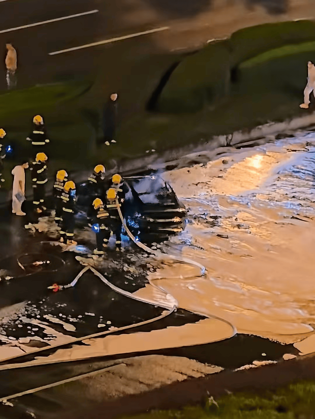 成都一辆小车起火,多名路人尝试救援打不开车门,目击者:消防灭火后用电锯切开门