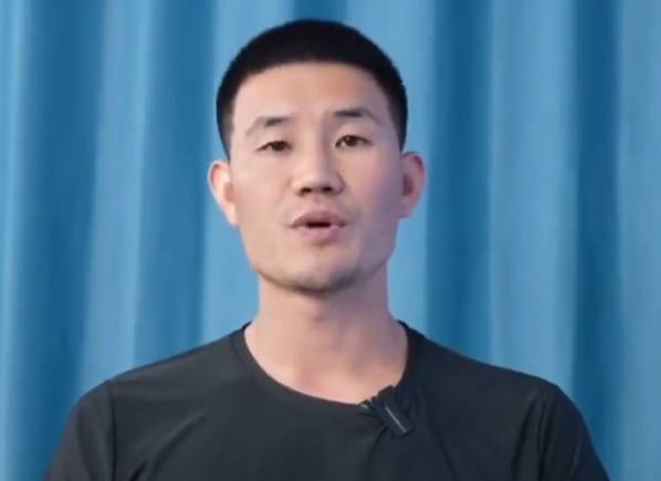 “嘎子”谢孟伟被执行超1400万；此前因穿警服带货被行拘7日，释放后暂停直播带货