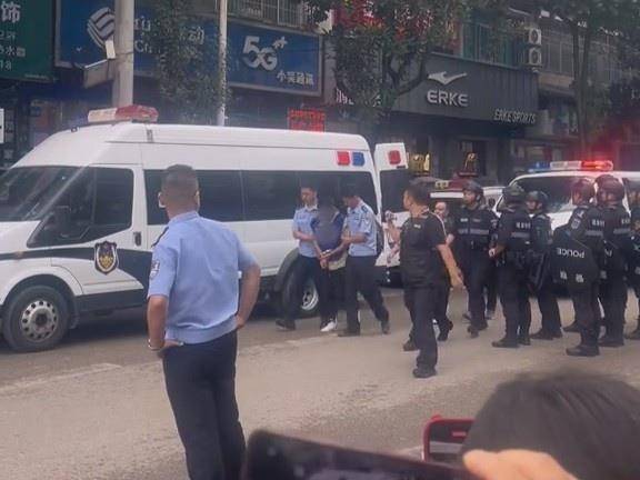 福泉一家珠宝店被盗,涉事门店员工称偷盗者已被找到,警方回应