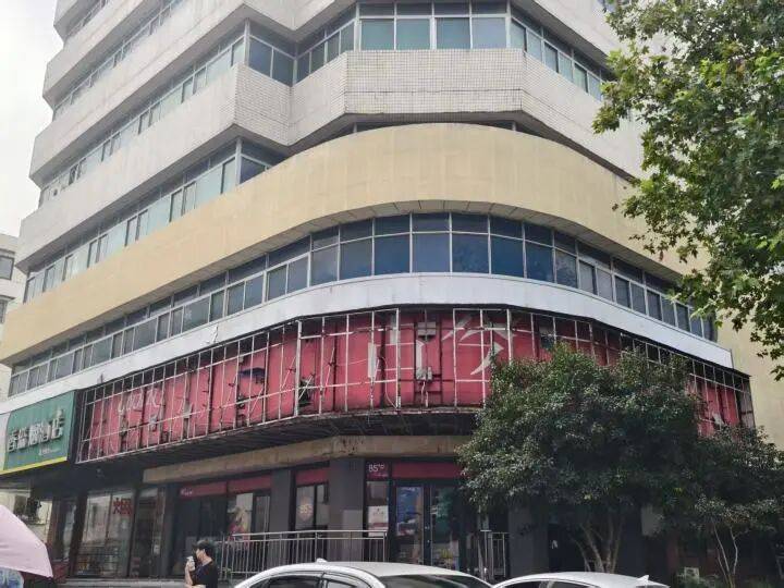 太突然!开了10多年的老店也宣布关闭,曾火到要排队的知名品牌,如今怎么了?