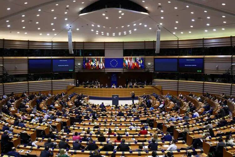 王毅专机落地前,欧盟对华连出两招,不到24小时,意大利率先选边站