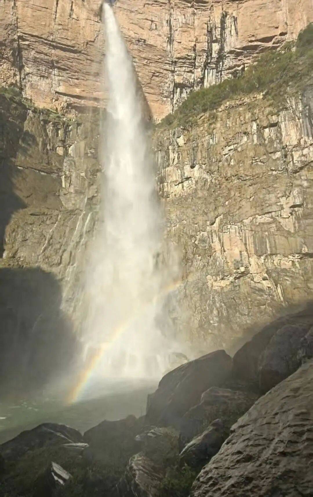 一大学生拍照时坠崖!不幸身亡!救援人员披露细节……