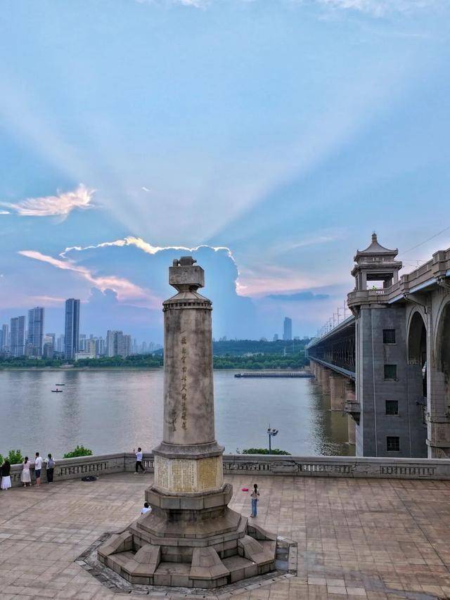 今天是她68岁生日,武汉人:不准退休!