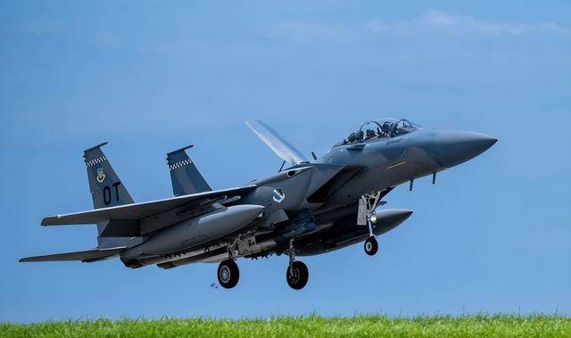 印尼买歼-10又生变,90亿美元预算缩水到16亿,或考虑买退役战机