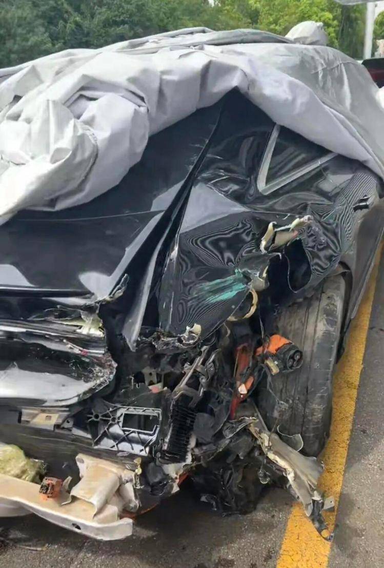 女高管花67万买的奔驰今年投保52万,被严重追尾后几乎报废,对方全责其保司却只赔24万:按二手车市场价评估