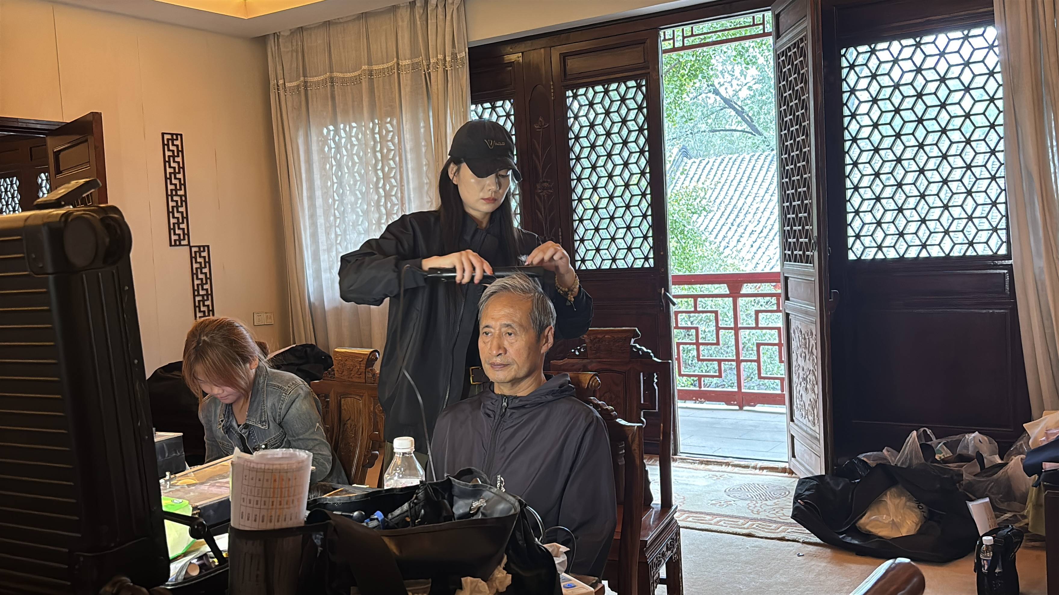 单亲妈妈演短剧日薪千元 成恶婆婆专业户