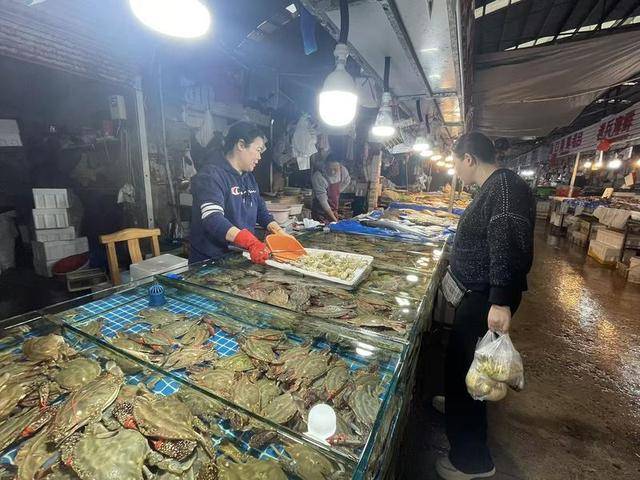 梭子蟹价格几近腰斩!烟台海鲜市场迎来“实惠期”