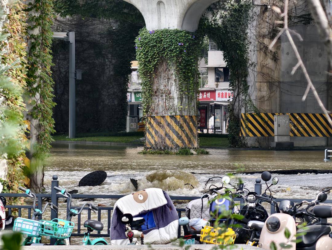 成都清江中路突发爆管 多部门紧急处置减少交通出行影响