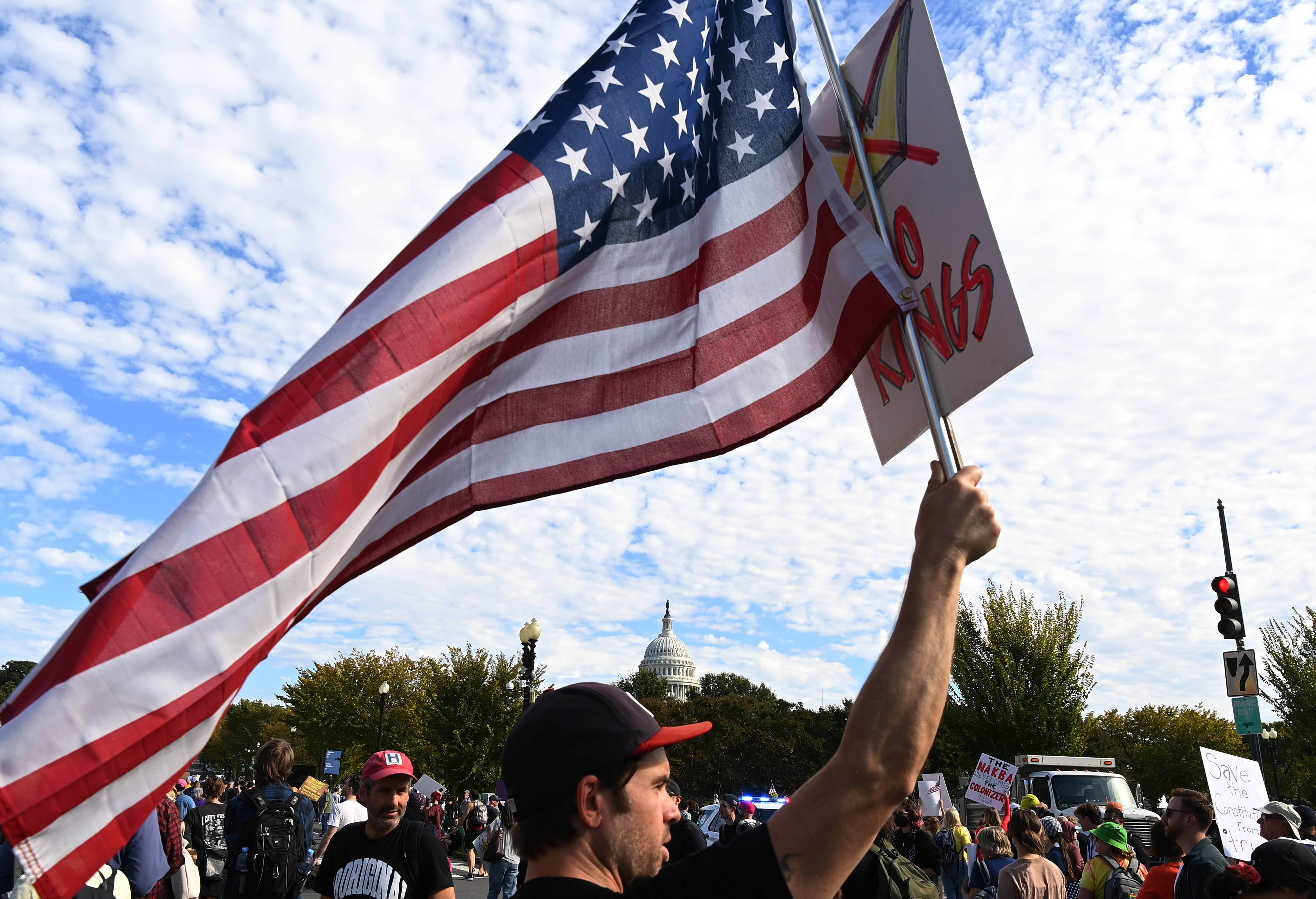 美政府“停摆”20天:核安全局近乎“放空” 白宫开始大兴土木