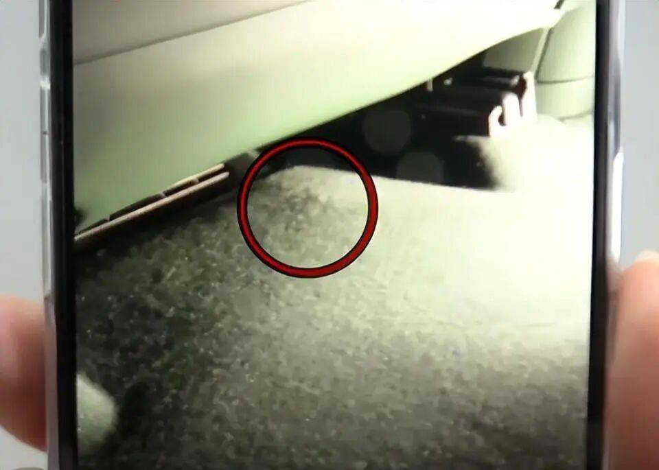 小米新车主驾下方掏出“神秘”多余零件!工作人员一片沉默,细思极恐