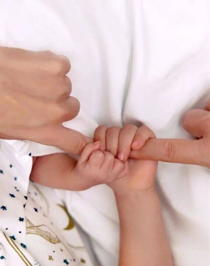 韩庚、卢靖姗官宣二胎得子，一家四口合照曝光