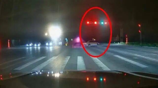 陕西西安20岁男子开无牌车在十字路口疯漂移闯红灯?警方:行拘10日,扣6分并罚款