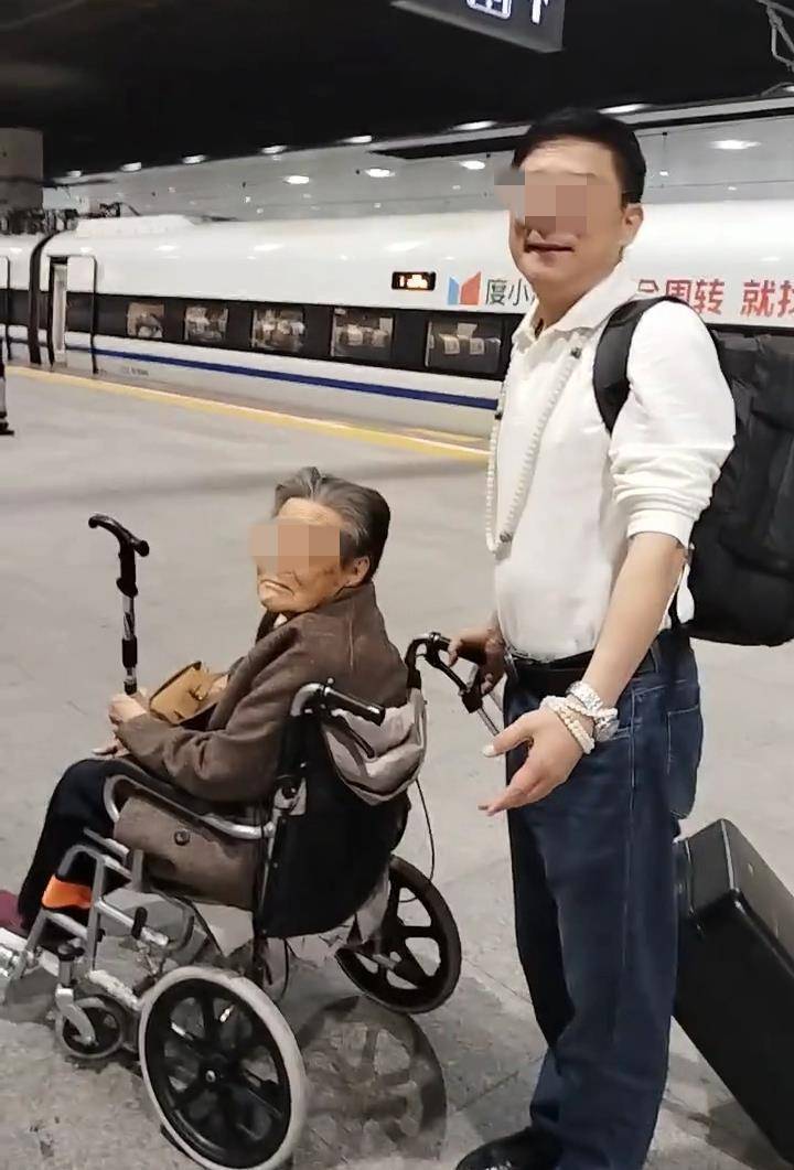 六旬男子推94岁母亲坐轮椅乘动车,自称在深圳北站遇“郑智化式”难题,12306回应