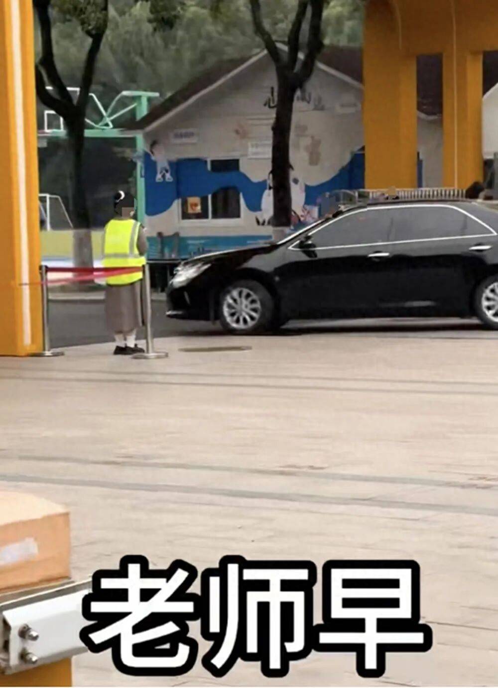 杭州一小学老师开车进校学生敬礼高喊“老师早”引争议