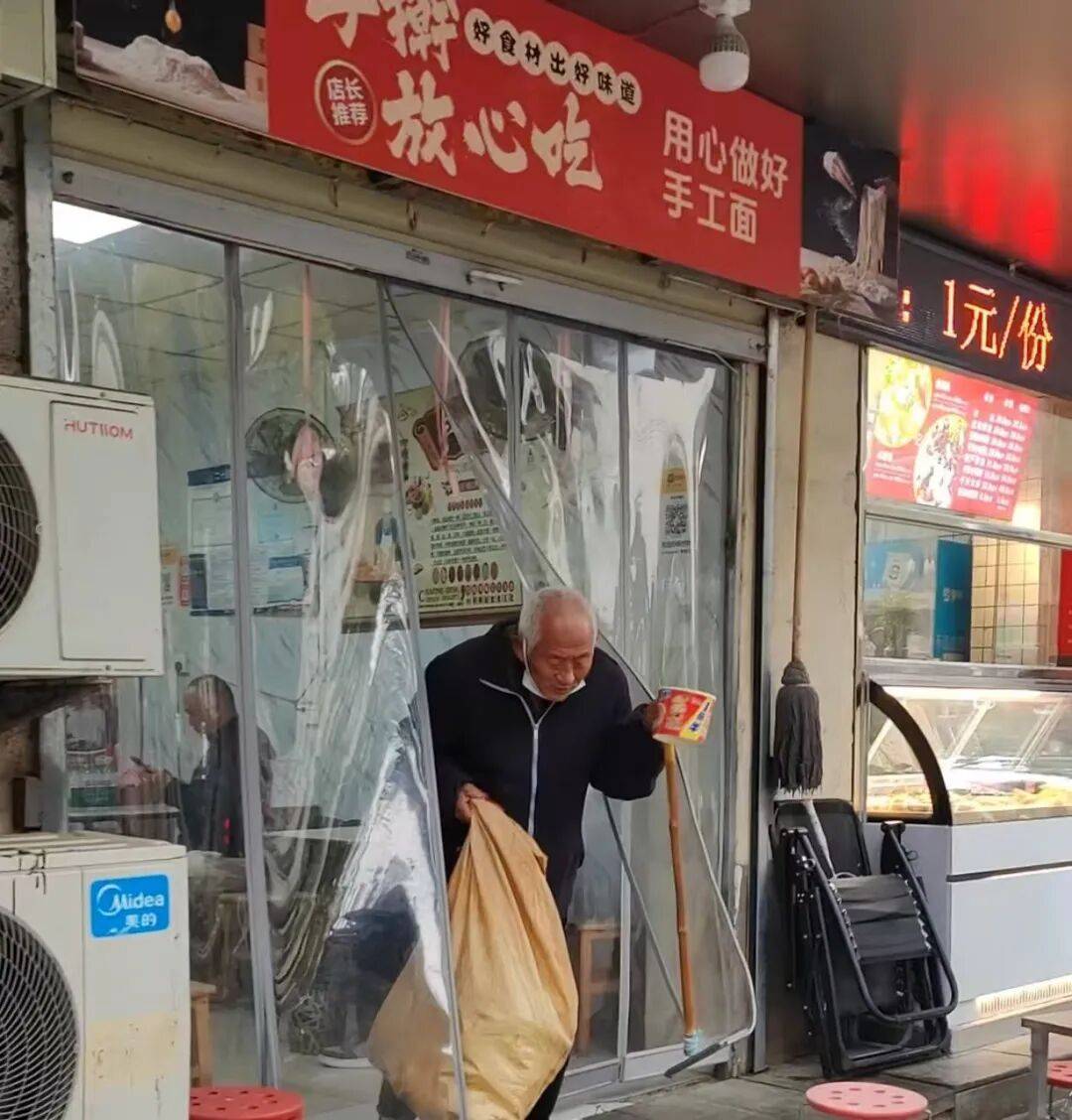 郑州深秋最暖一幕!郑州一小学老师在面馆门前偶遇流浪老汉,主动付两碗面钱请他吃了碗热汤面